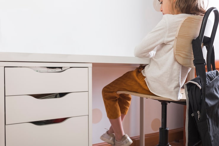 Detailansicht eines minimalistischen Lernraums